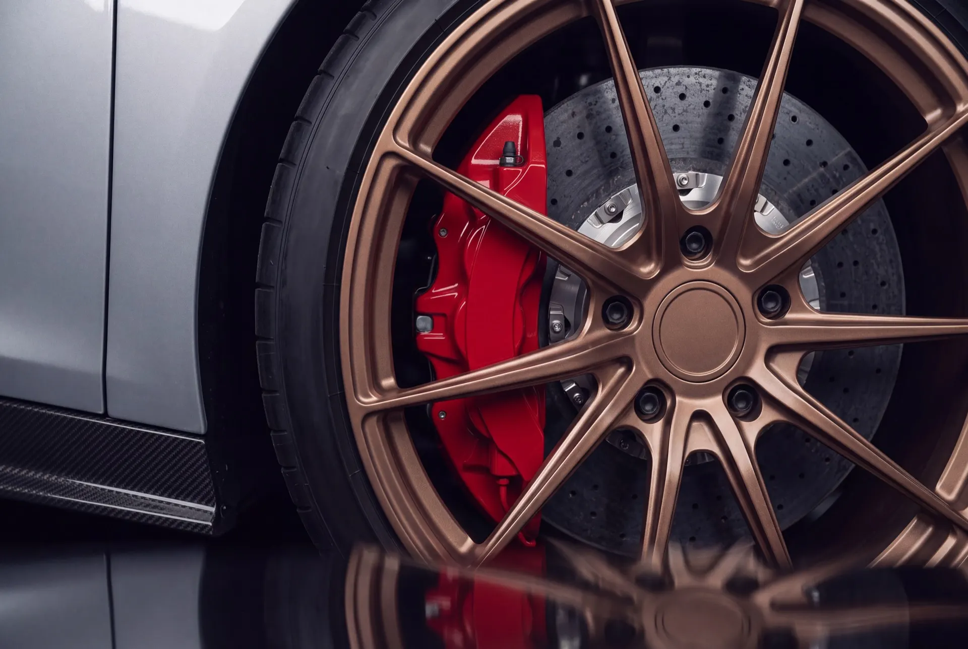 Wheel and brake caliper